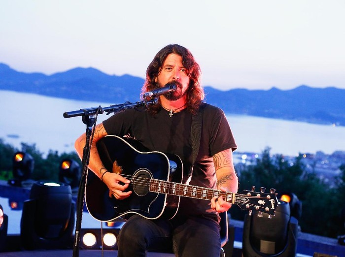 CANNES, FRANCE - JUNE 22:  American Singer Dave Grohl performs on stage during the Live Nation And Citi Special Evening At Cannes Lions on June 22, 2016 in Cannes, France.  (Photo by Julien M. Hekimian/Getty Images for Citi )