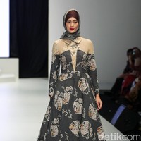 Koleksi busana dari Lia Soraya yang mengangkat tema Bersuci Lumpur Purwakarta di Indonesia Fashion Week 2017. Senayan. Jakarta. [Foto: Mohammad Abduh/Wolipop]