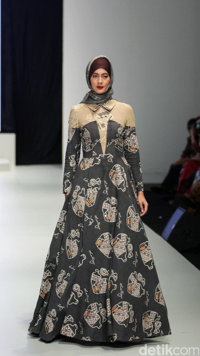 Koleksi busana dari Lia Soraya yang mengangkat tema Bersuci Lumpur Purwakarta di Indonesia Fashion Week 2017. Senayan. Jakarta. [Foto: Mohammad Abduh/Wolipop]