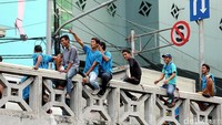 Para porter itu mematok harga mulai Rp 20 ribu hingga Rp 150 ribu. Nilai ini tentu tergantung pada beban barang yang dibawa.