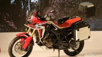 Africa Twin tampak dilengkapi 3 box pada bagian belakangnya.
