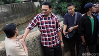 Ahok mengecek kondisi kali di kawasan tersebut.