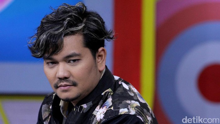 Indra Bekti saat tampil di Rumpi; No Secret.