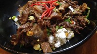 Menu andalan restoran berupa Gyutan Don. Terdapat pilihan original, curry dan wasabi. Untuk Gyu Tan Don original, rice bowl diberi irisan lidah sapi panggang gurih. Bisa dipilih tingkat pedasnya, mulai level not spicy, medium, spicy hingga cranky. 