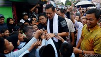 AHY terlihat disalami oleh anak kecil saat berkampanye di Cidodol, Jakarta Selatan, Jumat (3/2/2017).