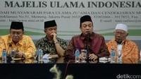 Ketua GNPF MUI Ustadz Bachtiar Nasir (kedua kanan) memberi dukungan kepada KH Maruf Amin dalam konfrensi pers di Gedung MUI Jakarta, Jumat (3/2).