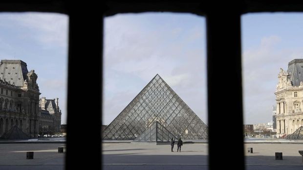 Polisi Prancis berjaga-jaga di sekitar Museum Louvre usai insiden ini 