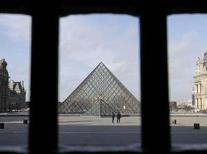 Mulai Diperiksa, Pelaku Serangan di Museum Louvre Tolak Berbicara
