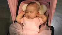 Nampak putri mungil yang cantik tengah tertidur. Dok. Instagram/yaswildblood