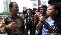 Ketua KPU DKI Sumarno menjawab pertanyaan wartawan.