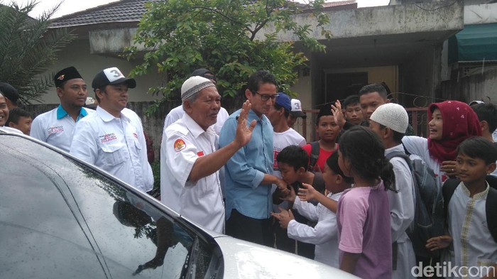 Lantik Relawan di Kebayoran Lama, Sandiaga: Kita Harus Berjuang!