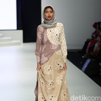 Koleksi busana dari Lia Soraya yang mengangkat tema Bersuci Lumpur Purwakarta di Indonesia Fashion Week 2017. Senayan. Jakarta. [Foto: Mohammad Abduh/Wolipop]