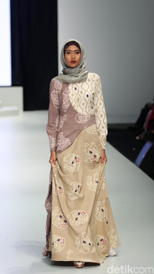 Koleksi busana dari Lia Soraya yang mengangkat tema Bersuci Lumpur Purwakarta di Indonesia Fashion Week 2017. Senayan. Jakarta. [Foto: Mohammad Abduh/Wolipop]