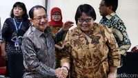 Komisaris Utama Tanri Abeng berjabat tangan dengan Yenni Andayani saat mengumumkan pencopotan Dwi Soetjipto sebagai Direktur Utama Pertamina di Kantor Kementerian BUMN, Jakarta.