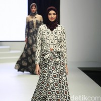 Koleksi busana dari Lia Soraya yang mengangkat tema Bersuci Lumpur Purwakarta di Indonesia Fashion Week 2017. Senayan. Jakarta. [Foto: Mohammad Abduh/Wolipop]