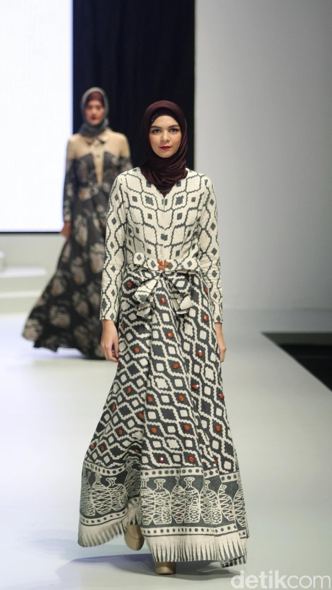 Koleksi busana dari Lia Soraya yang mengangkat tema Bersuci Lumpur Purwakarta di Indonesia Fashion Week 2017. Senayan. Jakarta. [Foto: Mohammad Abduh/Wolipop]
