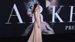Stunning! Dakota Johnson Tampil dengan Dress Seksi