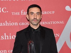 Mantan Desainer Burberry Riccardo Tisci Dituding Lakukan Pelecehan Seksual