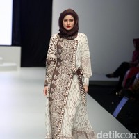 Koleksi busana dari Lia Soraya yang mengangkat tema Bersuci Lumpur Purwakarta di Indonesia Fashion Week 2017. Senayan. Jakarta. [Foto: Mohammad Abduh/Wolipop]