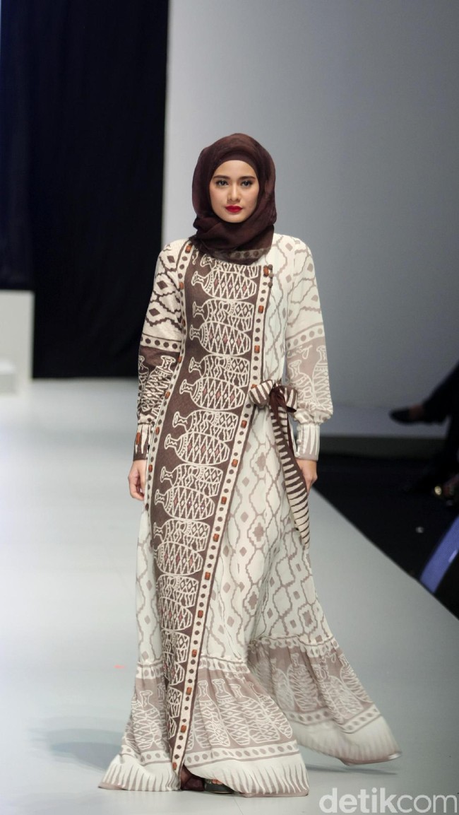 Koleksi busana dari Lia Soraya yang mengangkat tema Bersuci Lumpur Purwakarta di Indonesia Fashion Week 2017. Senayan. Jakarta. [Foto: Mohammad Abduh/Wolipop]