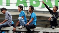 Sejumlah porter menawarkan jasa angkut barang di Pasar Tanah Abang, Jumat (4/2/2017).