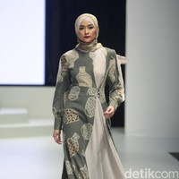 Ada pula model gamis bermotif dari Lia Soraya untuk tampil cantik saat Lebaran. Foto: Mohammad Abduh/Wolipop