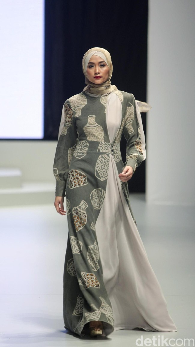 Ada pula model gamis bermotif dari Lia Soraya untuk tampil cantik saat Lebaran. Foto: Mohammad Abduh/Wolipop