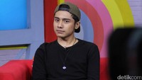 Tampil sederhana, Riza terlihat kasual dengan kaus, ripped jeans dan sneakers hitam. Pool/Hanif Hawari/detikFoto.