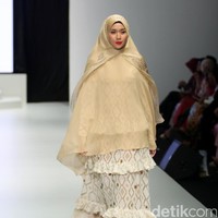 Koleksi busana dari Lia Soraya yang mengangkat tema Bersuci Lumpur Purwakarta di Indonesia Fashion Week 2017. Senayan. Jakarta. [Foto: Mohammad Abduh/Wolipop]