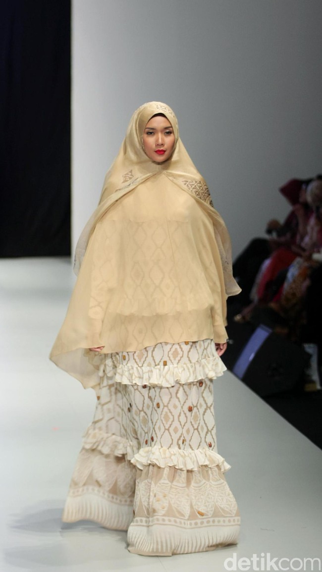 Koleksi busana dari Lia Soraya yang mengangkat tema Bersuci Lumpur Purwakarta di Indonesia Fashion Week 2017. Senayan. Jakarta. [Foto: Mohammad Abduh/Wolipop]