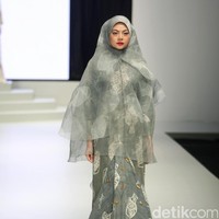 Koleksi busana dari Lia Soraya yang mengangkat tema Bersuci Lumpur Purwakarta di Indonesia Fashion Week 2017. Senayan. Jakarta. [Foto: Mohammad Abduh/Wolipop]