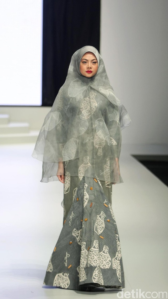 Koleksi busana dari Lia Soraya yang mengangkat tema Bersuci Lumpur Purwakarta di Indonesia Fashion Week 2017. Senayan. Jakarta. [Foto: Mohammad Abduh/Wolipop]