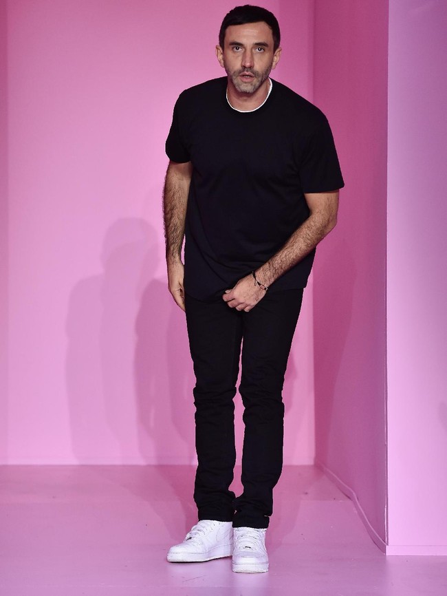 Fashion show Burberry di London Fashion Week kali ini menjadi yang paling ditunggu-tunggu. Pasalnya, ini adalah momen pertama bagi Riccardo Tisci unjuk kebolehan sebagai direktur kreatif baru dari rumah mode Inggris itu setelah 12 tahun bernaung di Givenchy. (Foto: Getty Images)