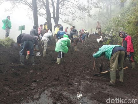 Jalur Wisata Bromo di Pasuruan longsor