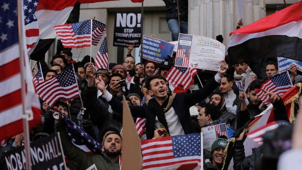 Warga Yaman di New York memprotes kebijakan imigrasi Trump