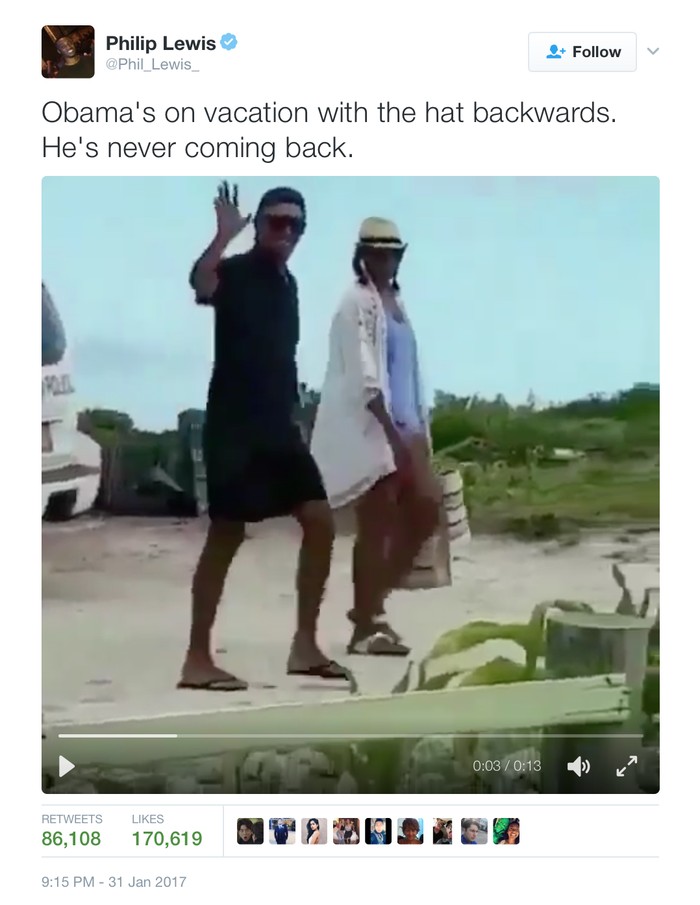 Pakai Topi Terbalik, Begini Gaya Santai Obama Saat Berlibur