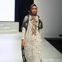 Koleksi busana dari Lia Soraya yang mengangkat tema Bersuci Lumpur Purwakarta di Indonesia Fashion Week 2017. Senayan. Jakarta. [Foto: Mohammad Abduh/Wolipop]