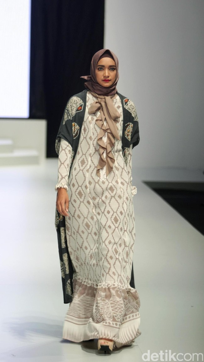 Koleksi busana dari Lia Soraya yang mengangkat tema Bersuci Lumpur Purwakarta di Indonesia Fashion Week 2017. Senayan. Jakarta. [Foto: Mohammad Abduh/Wolipop]