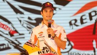 Dani Pedrosa menjawab pertanyaan wartawan.