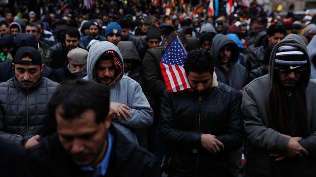 Warga Yaman di New York salat berjamaah di tengah aksi protes