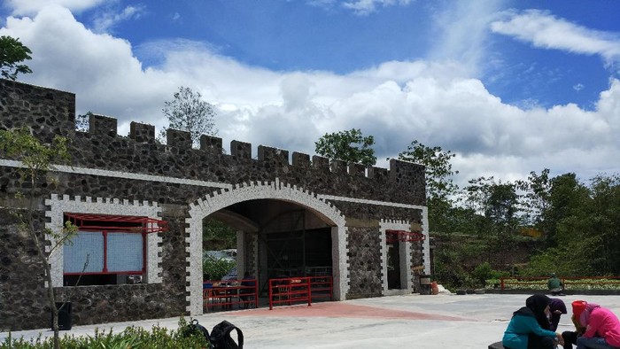 The Lost World Castle, kastel milik Ayung di lereng Merapi
