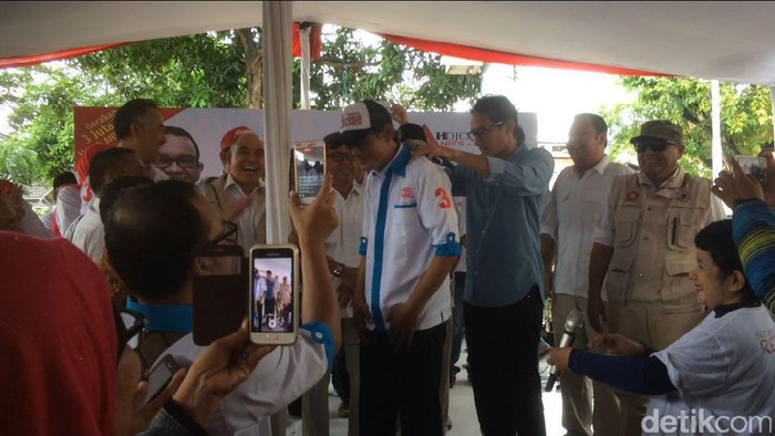 Saat Sandiaga Beri Bonus Pijatan 30 Detik ke Relawan