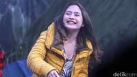 Dara kelahiran 15 Oktober 1996 itu menjadi bintang tamu dalam acara stasiun Trans tv. Pool/Hanif Hawari/detikFoto.