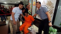 Lalu, tembok yang telah berlubang itu ditutup dengan ember untuk mengelabui petugas jaga.