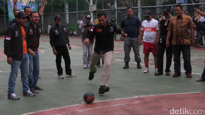 Buka Pertandingan Futsal, Agus Yudhoyono Menjebol Gawang