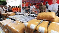 Bahan baku tembakau sebanyak 450 kilogram juga berhasil diamankan.