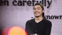 Ia tampak ceria saat mengisi acara Rumpi: No Secret. Pool/Hanif Hawari/detikfoto.