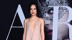 Stunning! Dakota Johnson Tampil dengan Dress Seksi