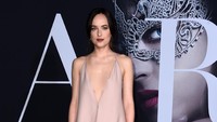 Aktris berusia 27 tahun itu tampil seksi dengan plunging dress. Alberto E. Rodriguez/Getty Images/detikFoto.