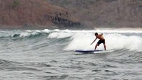Dalam Vlog terbaru Presiden Jokowi, turut tampak ombak beserta para surfer. Di Mandalika, traveler bisa coba main surfing di Pantai Gerupuk. Ombaknya menantang! (Ivan Batara/ACI)